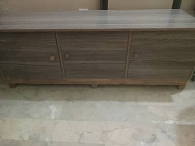 a sitting stool with 3 cabines is 4 sale