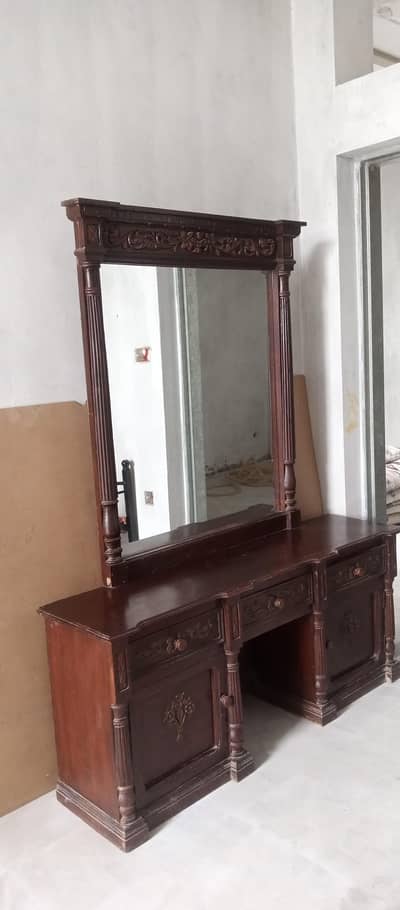 Dressing table (Chinoti)