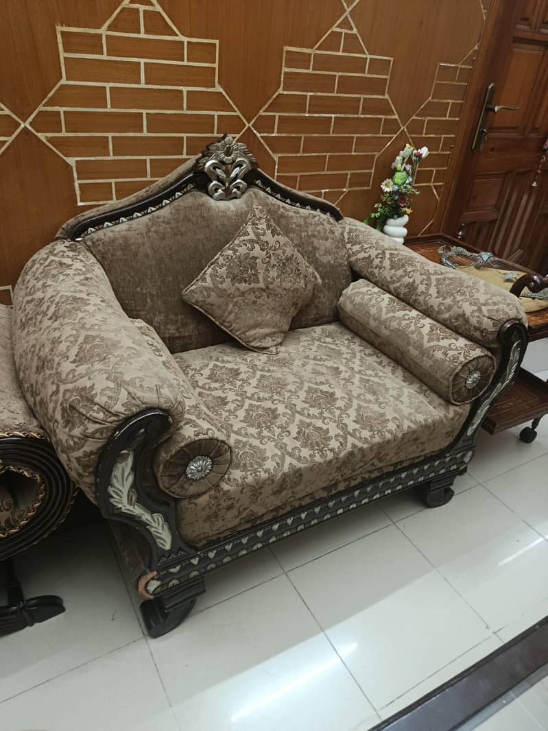 solid sofa chinioti style 0