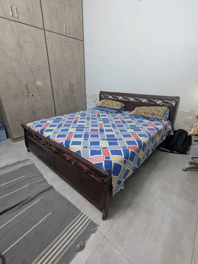 woden bed with matress used bed 7 condiction with 8 inch matress