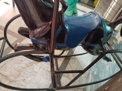 “بچوں کا جھولا (Rocking Horse) برائے فروخت – مضبوط اور صاف”