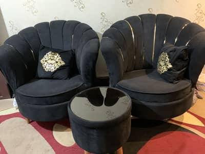 Selling almost new chairs in black colour