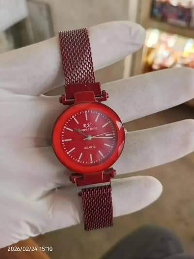 larki ki kalai par best watch lagti ha