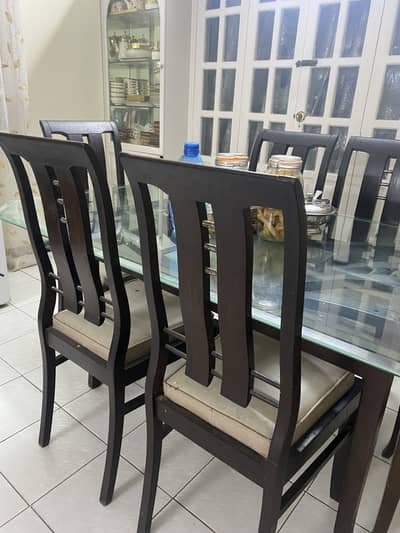 Dining table good condition 6 chairs