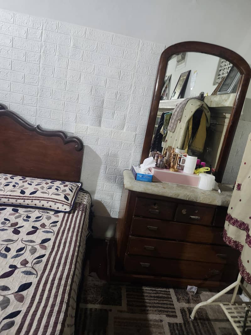 double bed and dressing table 0
