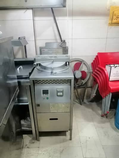 FAST FOOD SHOP FOR RENT WITH RUNNING BUSINESS & EQUIPMENTS.