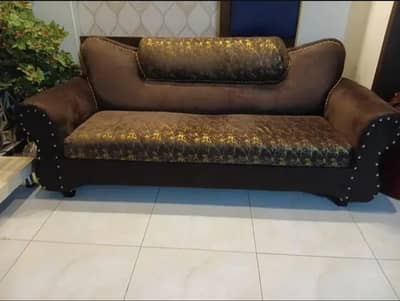 SOFA 3 SEATER A ONE CONDITION ALL OK HA KOI FAULT NAHI BILKUL NEW HA