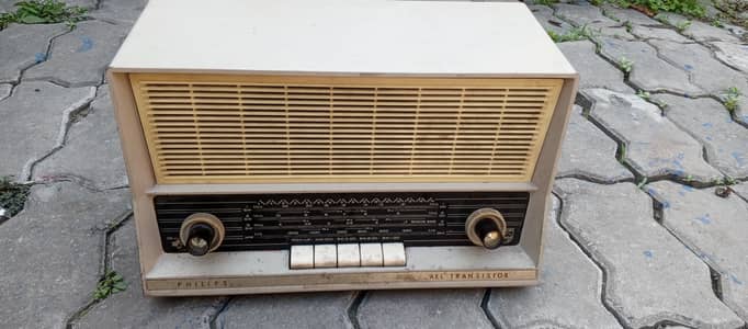 antike radio al least 45 year old but working