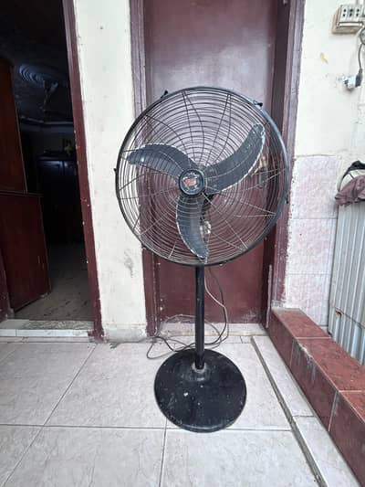 Pedestal fan chargeable with battery and charger