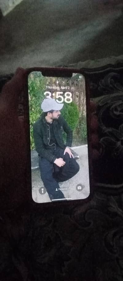 fix price phone 12 front halka blur hai back broken baki all ok hai