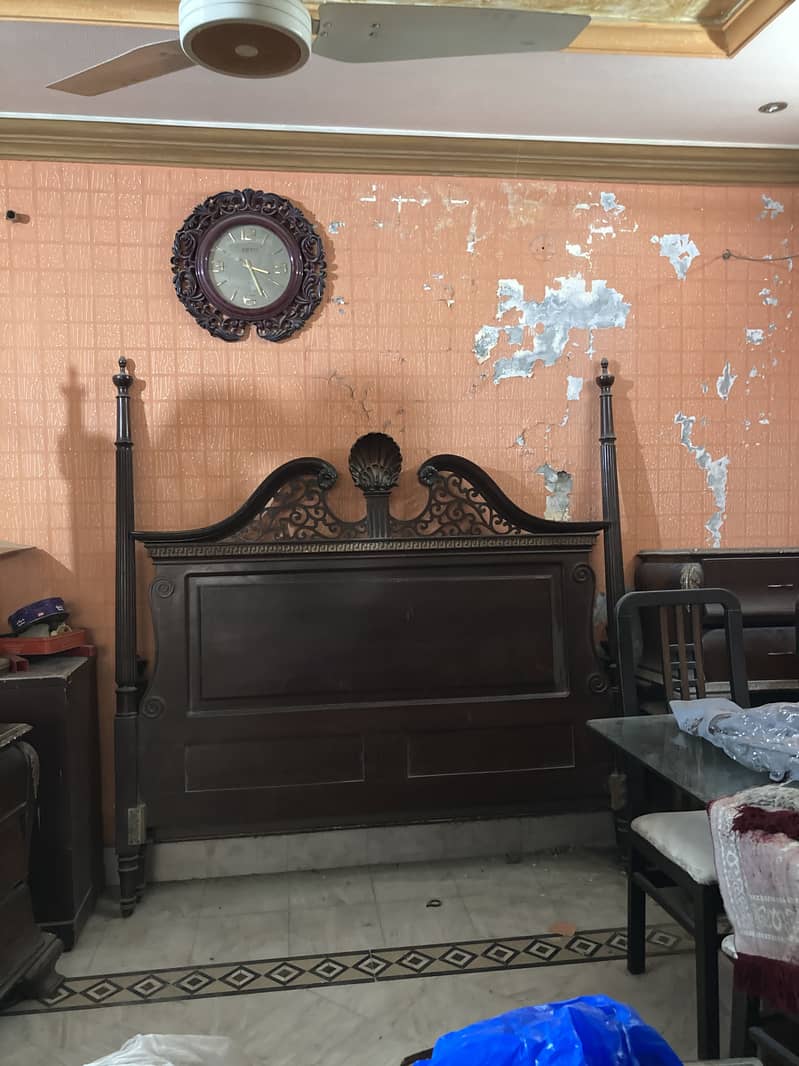 CHINIOTI BED AND DINING TABLE 2