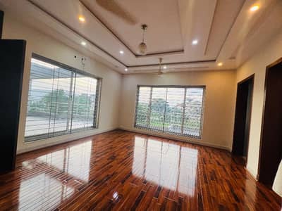 1KANAL NEWLY UPPER PORTION WITH SEPARATE GATE IN DHA PAHSE 6