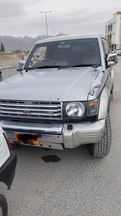 mitsubishi pajero petrol
