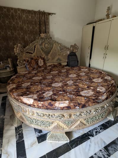 round Bed with matters