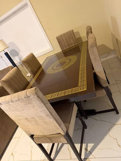 6 chears and 1 table