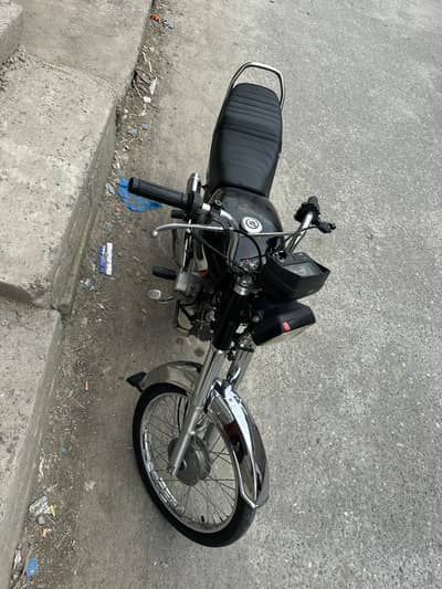 zxmco 2022 red colour 2021 k last month ma nikala hai