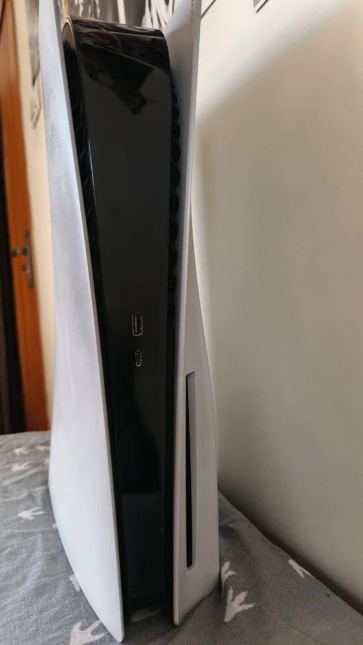 PS5 DISC EDITION WITH EXTRA CONTROLLER 3