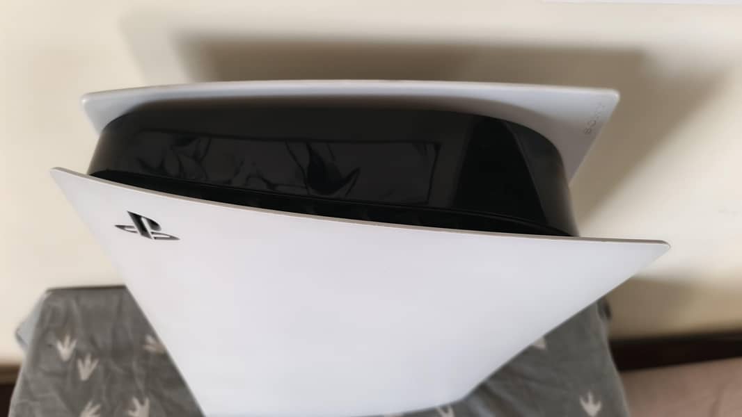 PS5 DISC EDITION WITH EXTRA CONTROLLER 4