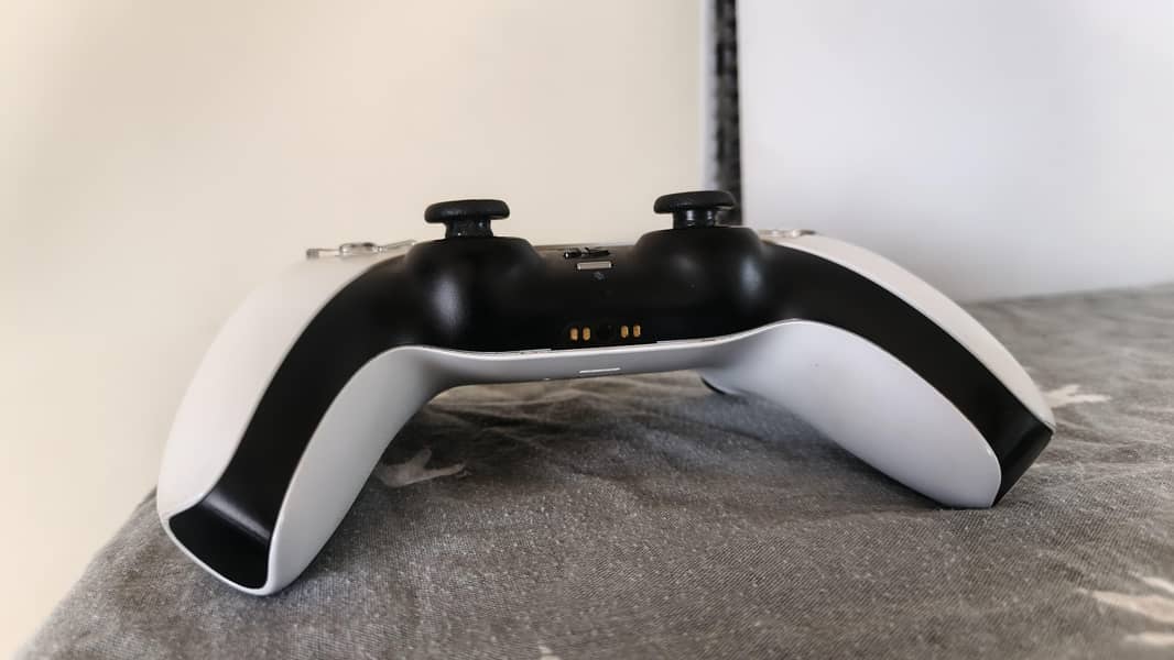 PS5 DISC EDITION WITH EXTRA CONTROLLER 10