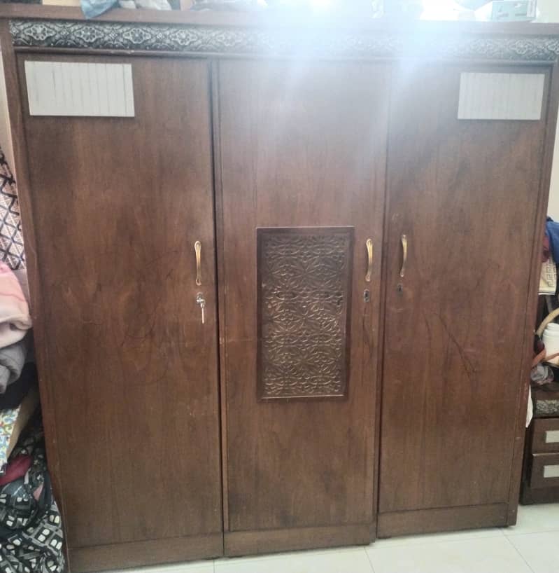 ووڈین الماری دستیابہے 0