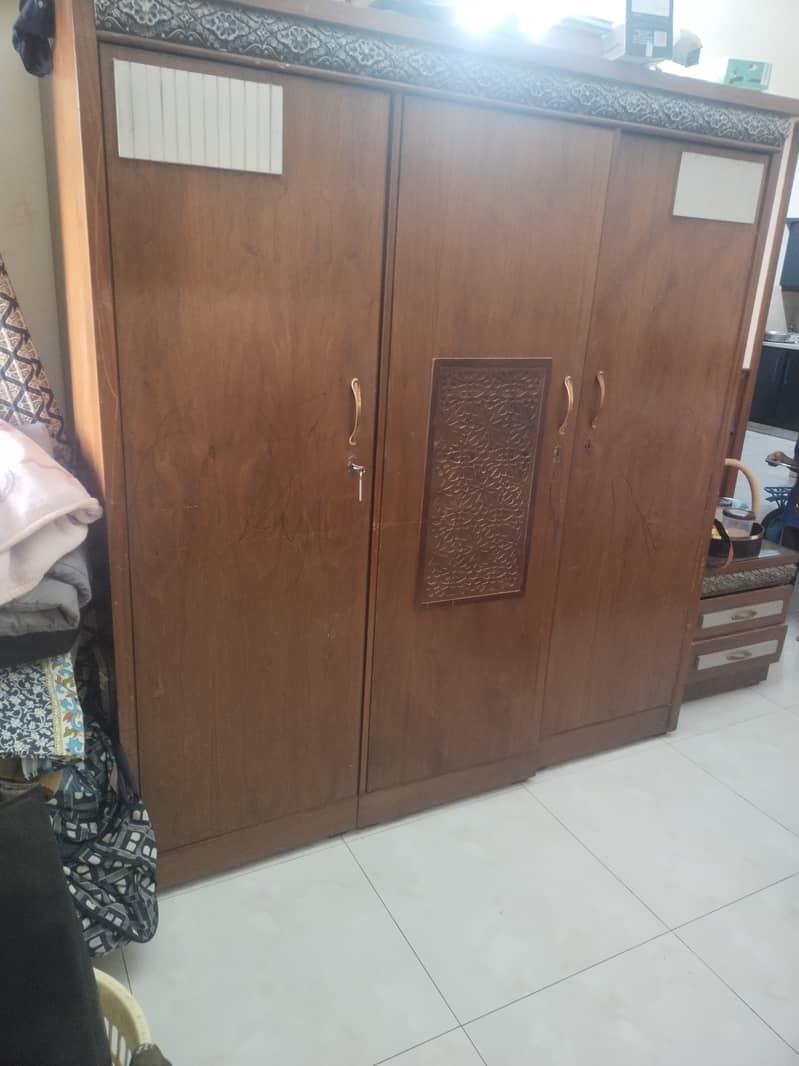 ووڈین الماری دستیابہے 1