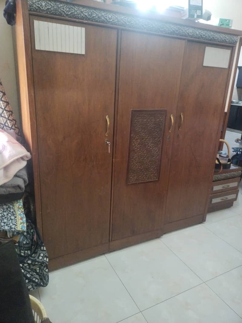 ووڈین الماری دستیابہے 2