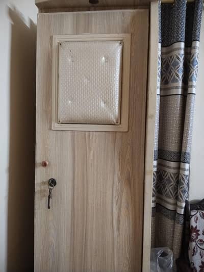 الماری دونوں   . ٹی وی  اور تی وی  ٹیبل