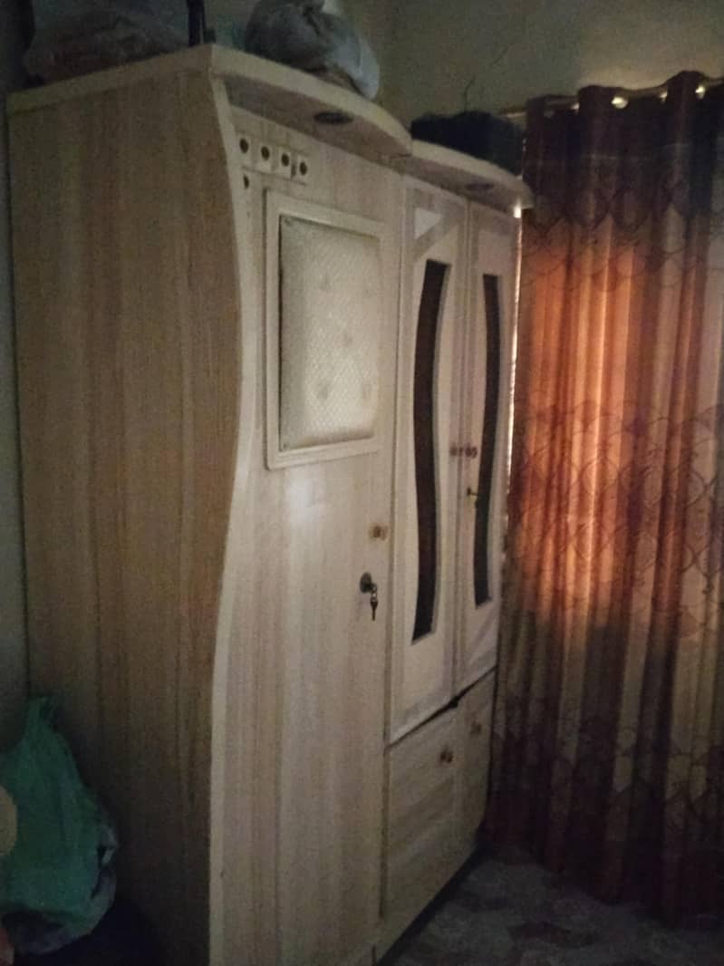 الماری دونوں   . ٹی وی  اور تی وی  ٹیبل 2