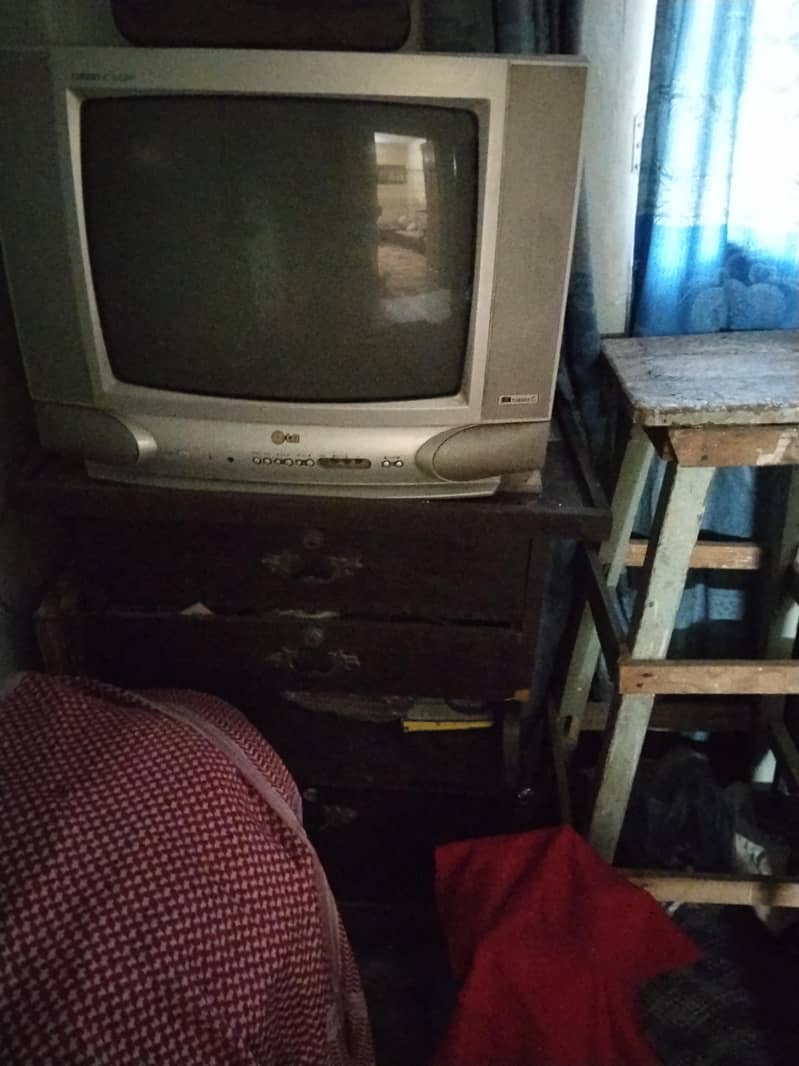 الماری دونوں   . ٹی وی  اور تی وی  ٹیبل 4