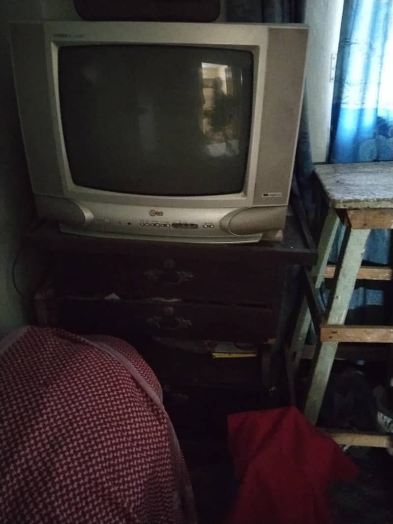 الماری دونوں   . ٹی وی  اور تی وی  ٹیبل 5