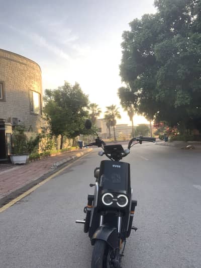 selling this evee mito need sold as quick repairing will be done