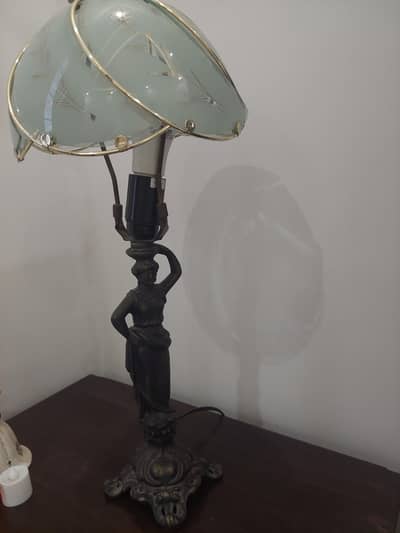 antique atyle table lamp