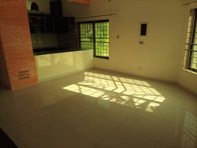 2 Marla flat for Bachelor Near UOL