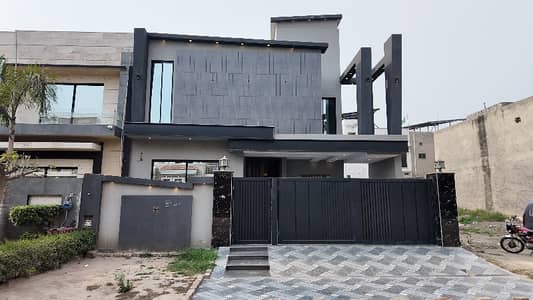 10 Marla Brand new Modern House In Paragon City For sale