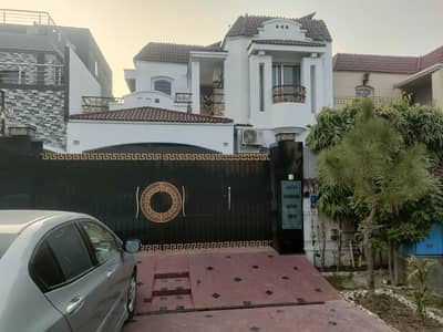 11MARLA SLIGHTLY USED HOUSE AVIALBLE ON 60FEET ROAD