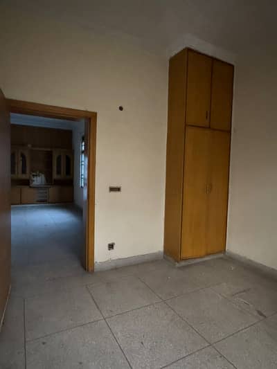 Separate Gate, Allama Iqbal Town 10-Marla Upper Portion Prime Location Facing Park.