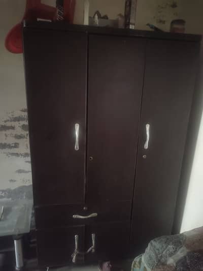 Almari or Dressing Table for sell hai