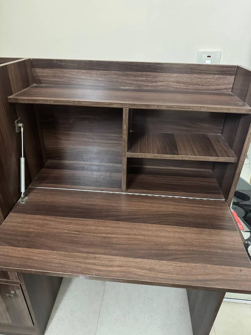 Study table in great condition 1