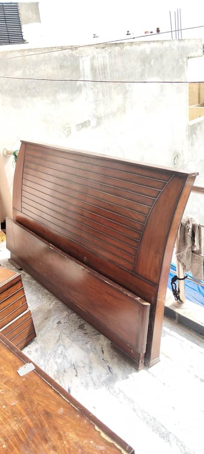 doubles bed +dressing table+matris