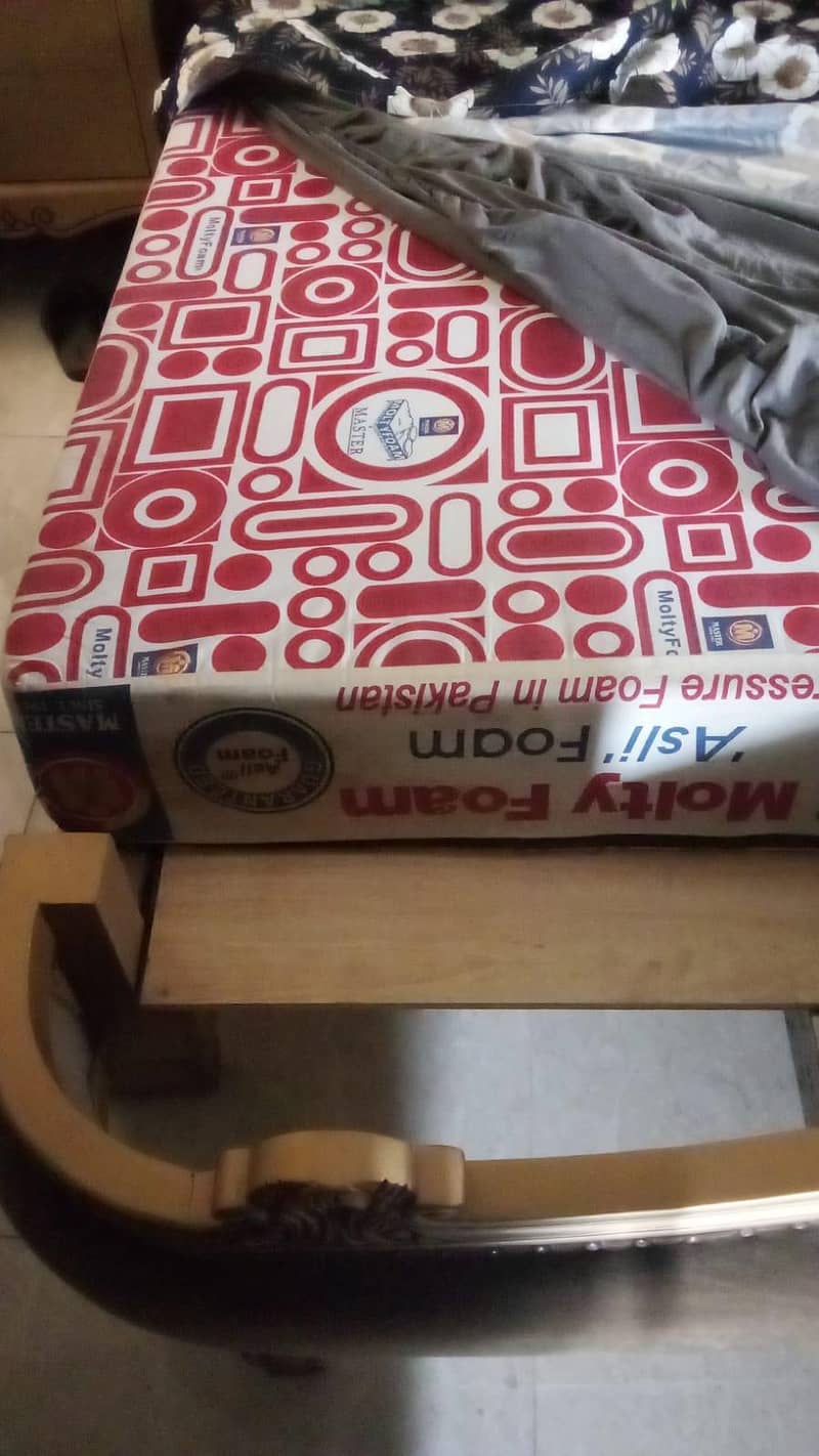 doubles bed +dressing table+matris 3