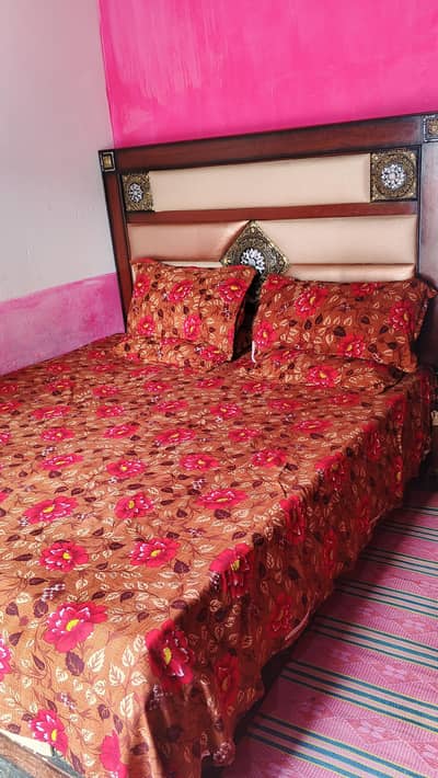 bed side table with mattress & mirror