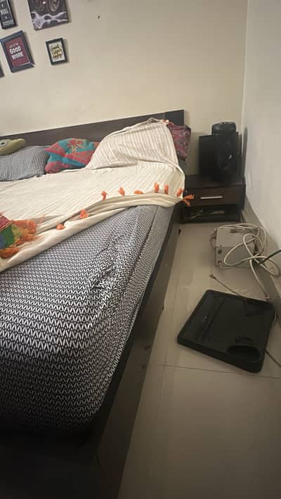 interwood bed n side table