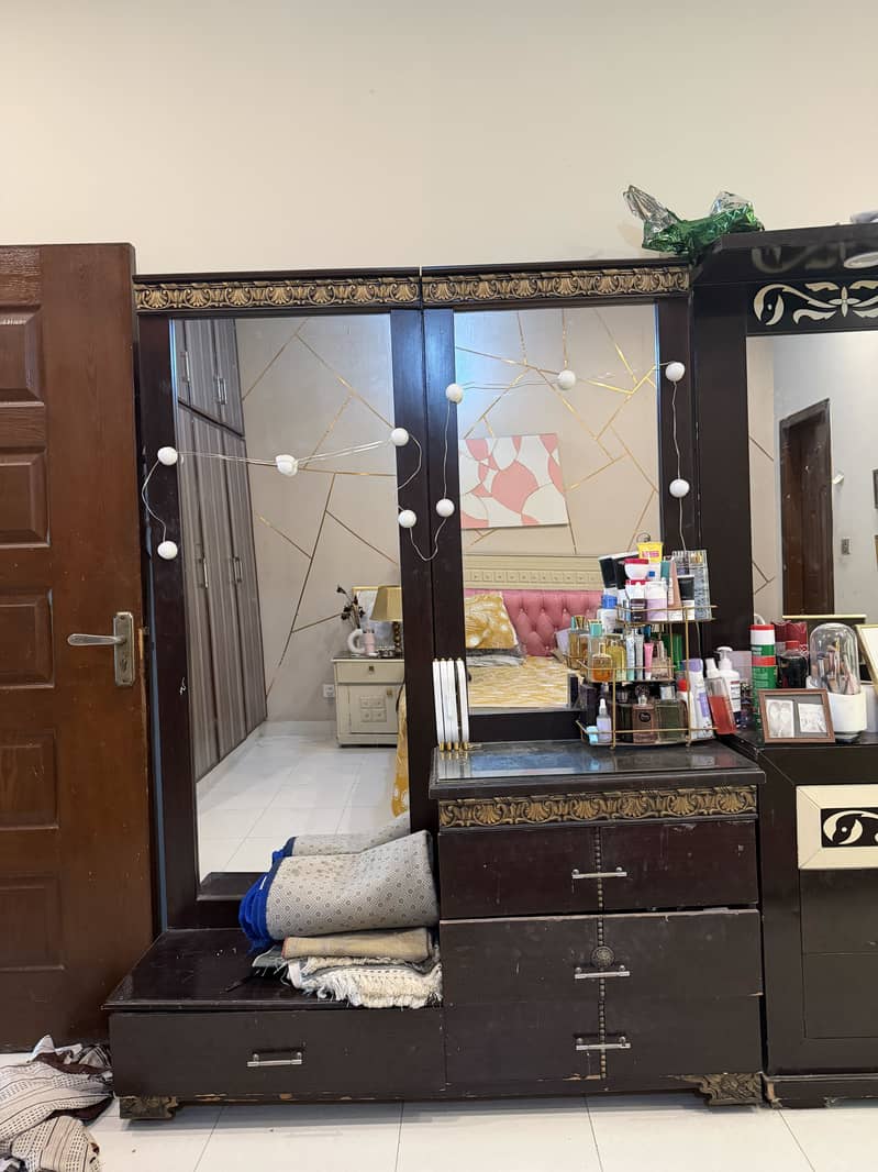 Dressing table Makeup table 0