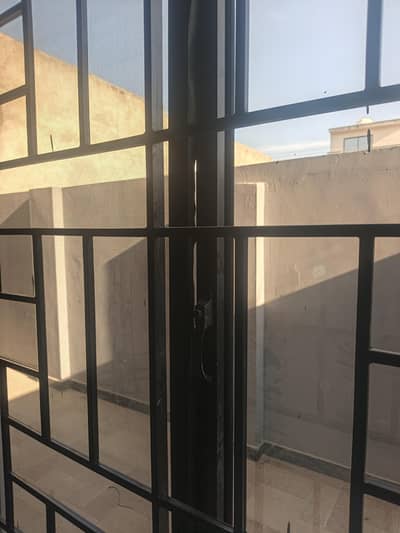 Aluminium k km k liye helper cahye khana rehaish plas sallry.