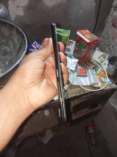 Vivo y91 Box ni hai sirf charger hai LCD Dot hai Chalta ok hai 4 +64