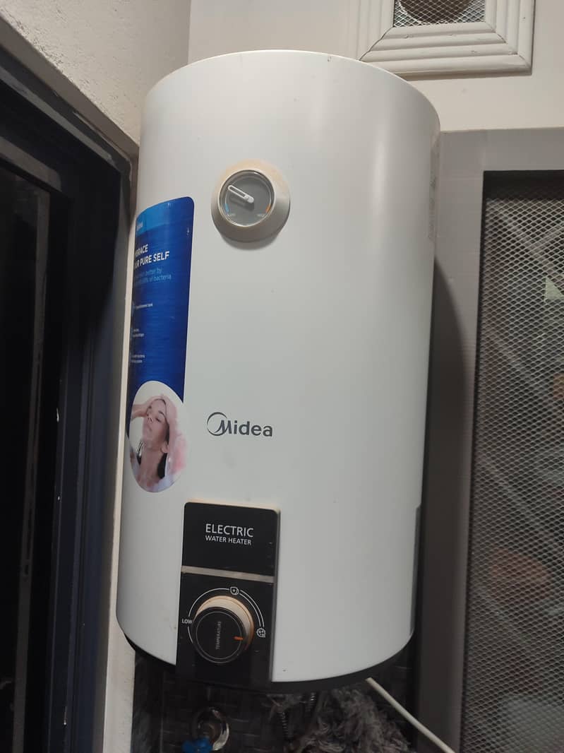 الیکٹرک گیزر مظبوط موٹی چادر  پریشر موٹر پر چلنے والا midea 4