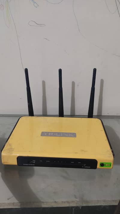 TP-Link Wifi Router triple antenna