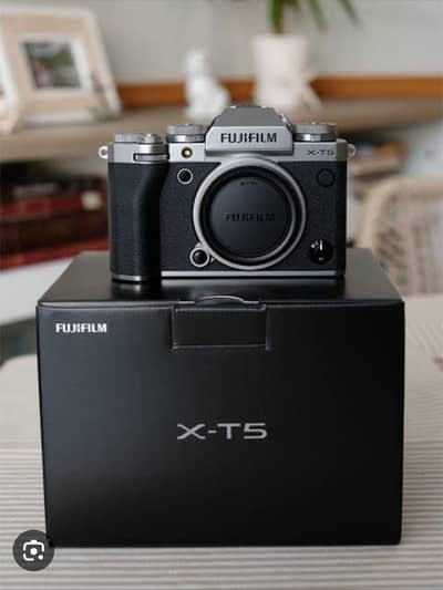 Fujifilm xt5 silver like new with box  fuji