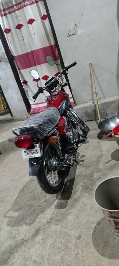 Honda 125 cc Reid color