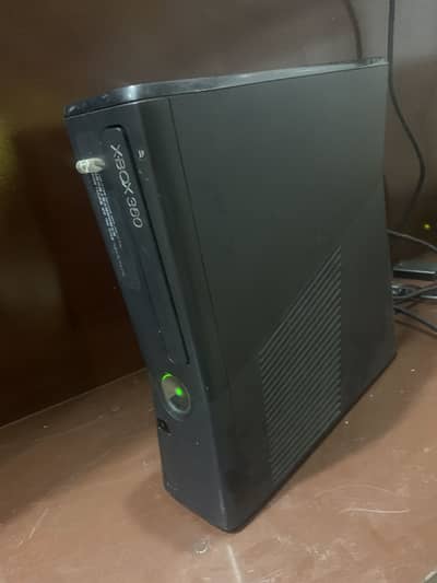 Xbox 360 Slim 320GB + 93 Games – Excellent Condition